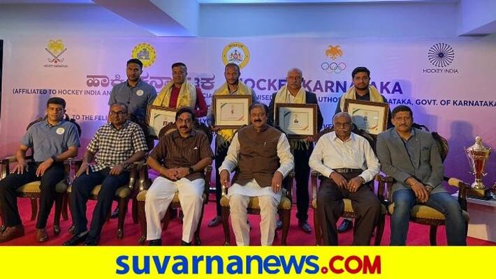 Hockey Karnataka Felicitate Coach Ankita and Umpire Raghu in Bengaluru kvn Hockey Karnataka Felicitate Coach Ankita and Umpire Raghu in Bengaluru kvn
