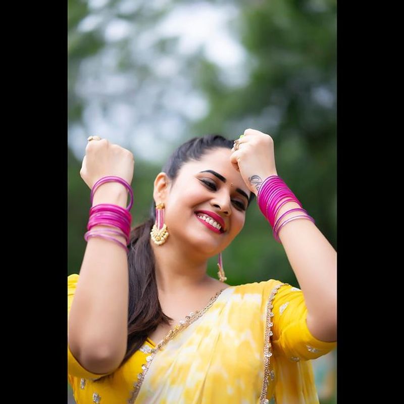 Tollywood Anchor Anasuya hot look in yellow half saree