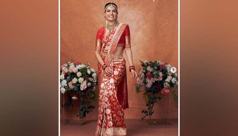 Samantha looks graceful in Benarasi sari