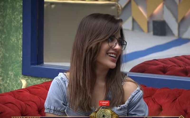 deepthi sunaina propose to shanmukh in biggboss5 house on his birthday occasion