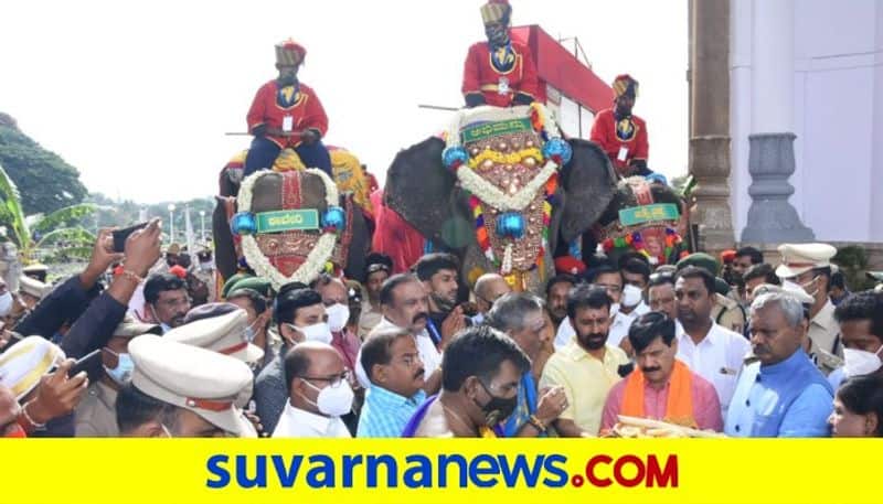 Dasara elephants welcomed traditionally by District IN charge minister STS