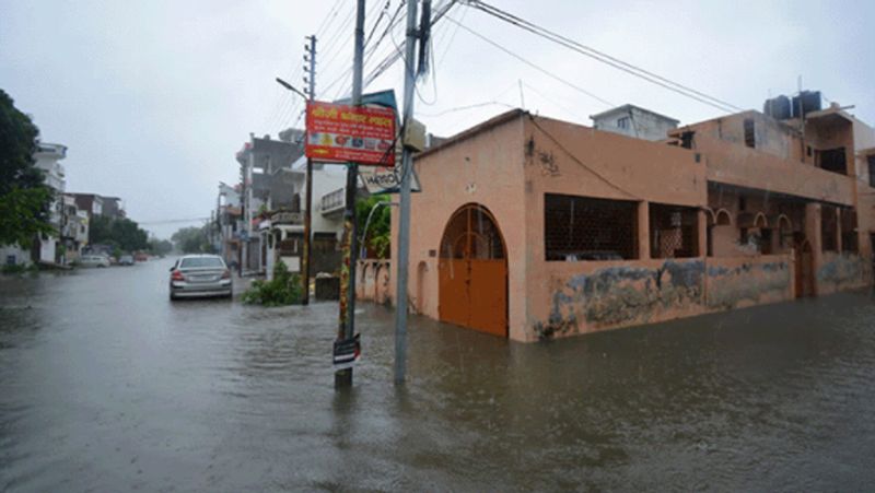 Uttar Pradesh cloud burst cause destruction, many people died and alert issued to vacant home