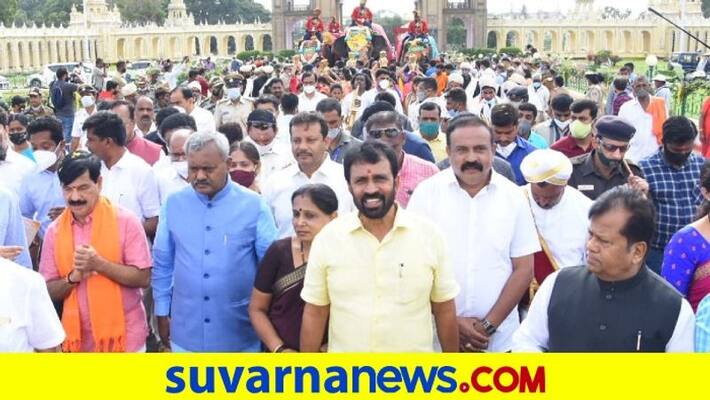 Dasara elephants welcomed traditionally by District IN charge minister STS Dasara elephants welcomed traditionally by District IN charge minister STS
