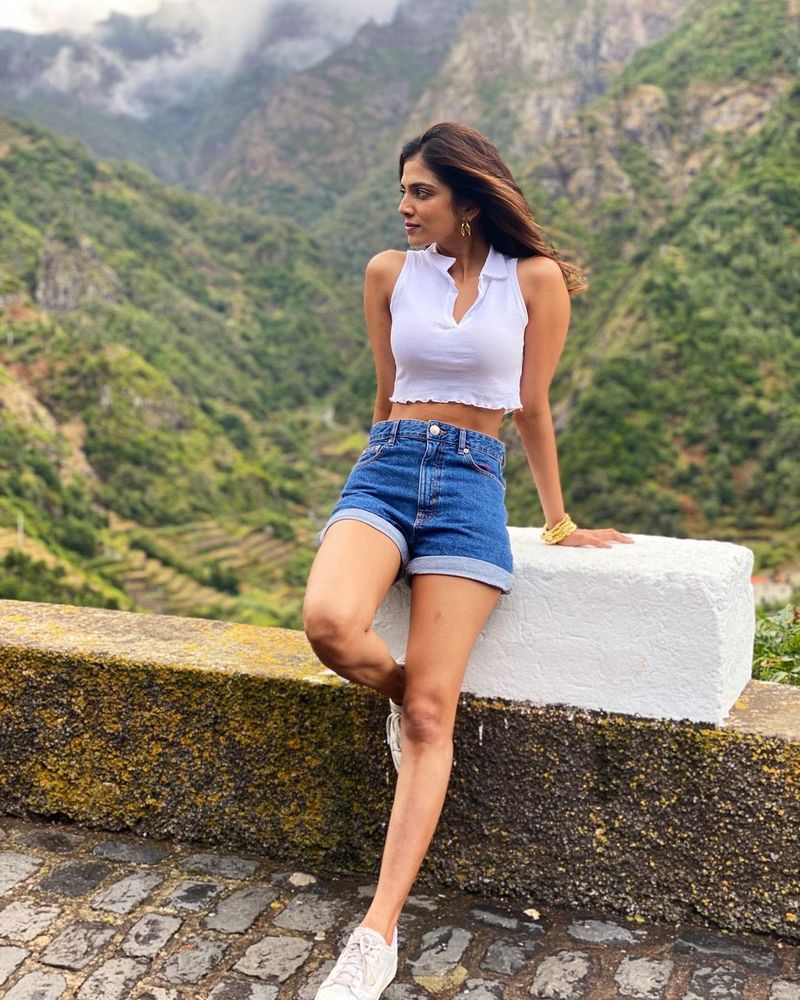 malavika mohanan red ravishing look heat rise in internet