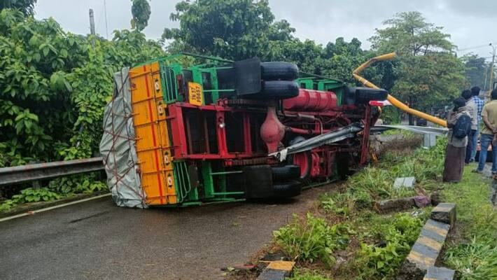 lorry carrying load of watermelons meets accident in alappuzha lorry carrying load of watermelons meets accident in alappuzha