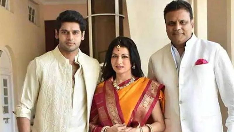 salman khan actress bhagyashree share photo of her husband under her feet