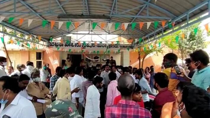 tdp ycp fight... tension situation at thadepalli police station tdp ycp fight... tension situation at thadepalli police station