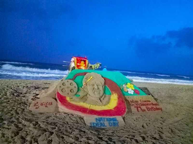 Kannada actor Dr Vishnuvardhan sand sculpture at Odisha beach vcs