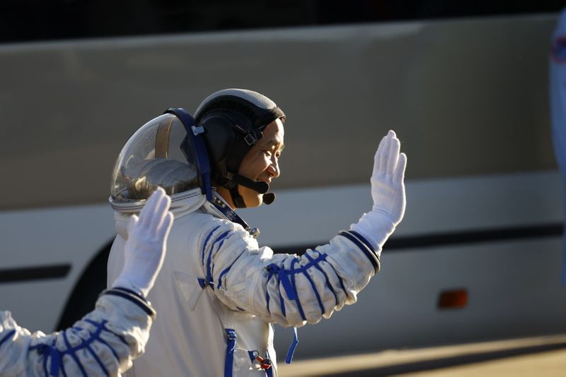 Chinese astronauts land safely after 90 days