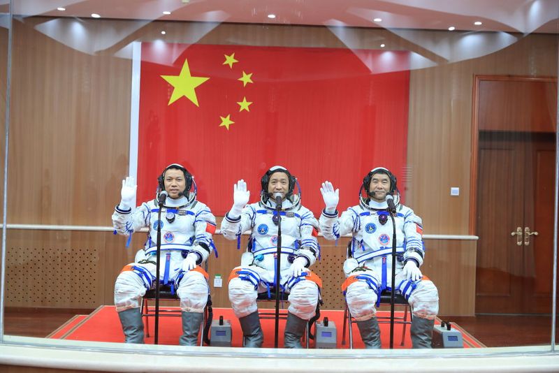 Chinese astronauts land safely after 90 days