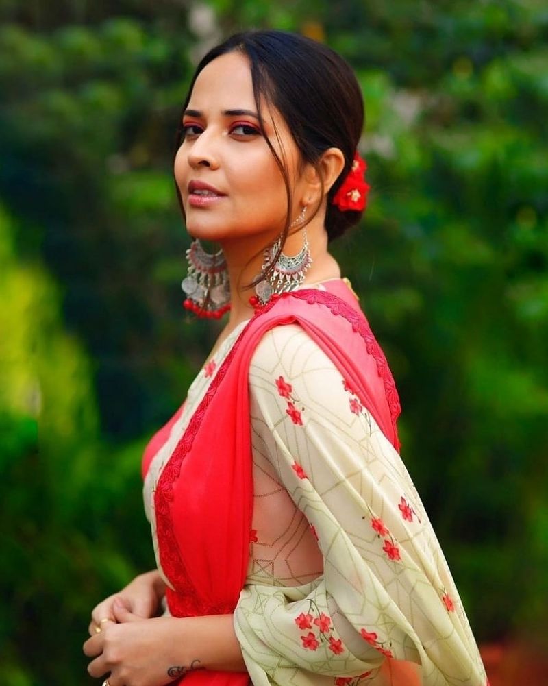 anchor anasuya fires on kota as he made negative comments on her dressing style