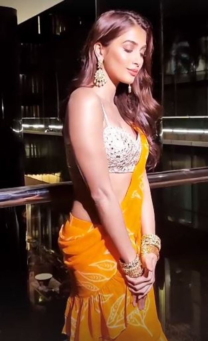actress pooja hegde get sakshi award images goes viral