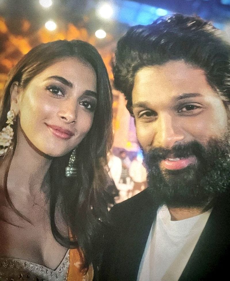 actress pooja hegde get sakshi award images goes viral