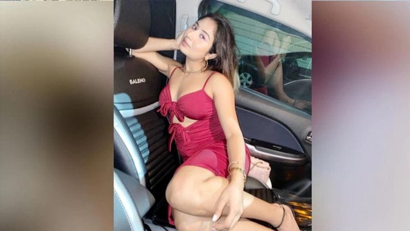 madhya pradesh news model shreya kalra apologized to dsp of indore for dancing at the traffic signal whose video gone viral