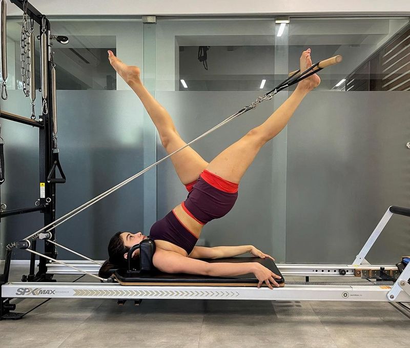 sridevi daughter janhvi kapoor shakes internet with her gym poses