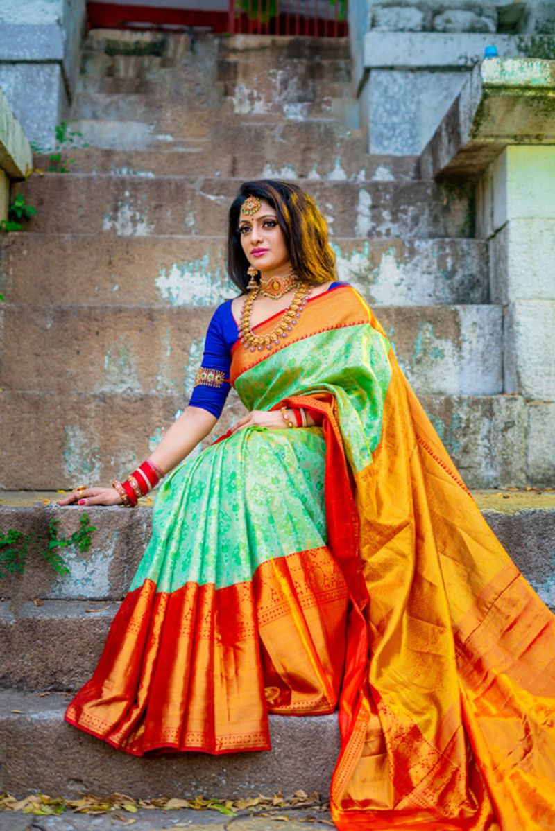 anchor udaya bhanu looks elegant in silk saree know interesting details about her