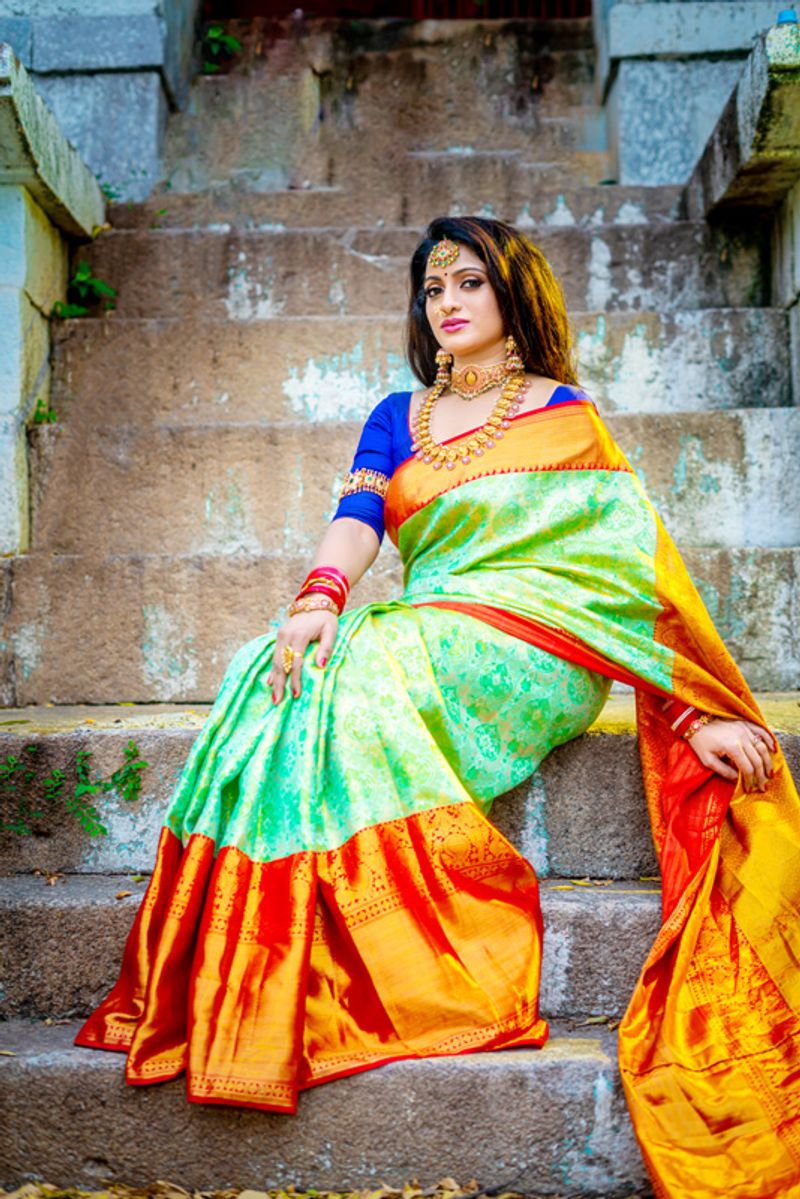 anchor udaya bhanu looks elegant in silk saree know interesting details about her