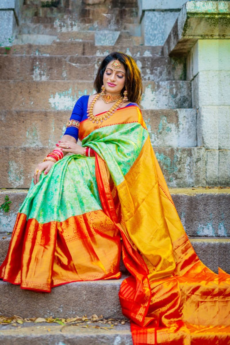 anchor udaya bhanu looks elegant in silk saree know interesting details about her