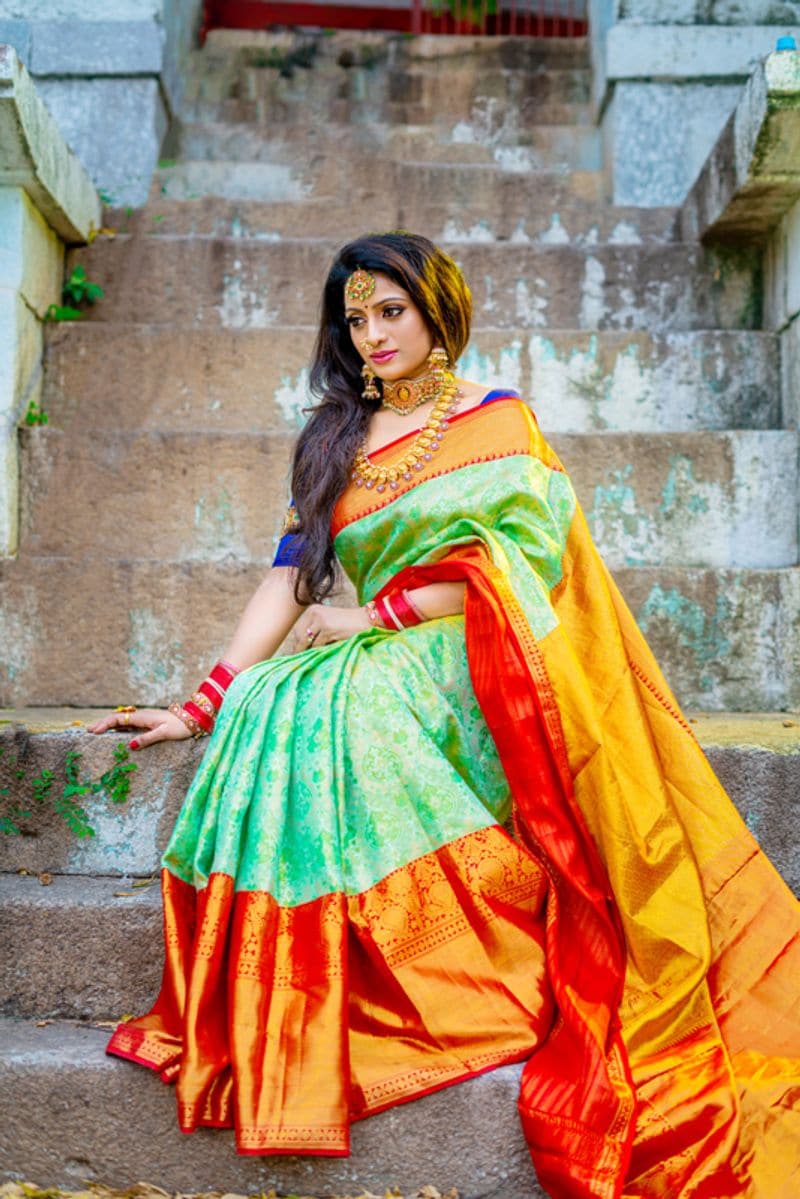 anchor udaya bhanu looks elegant in silk saree know interesting details about her