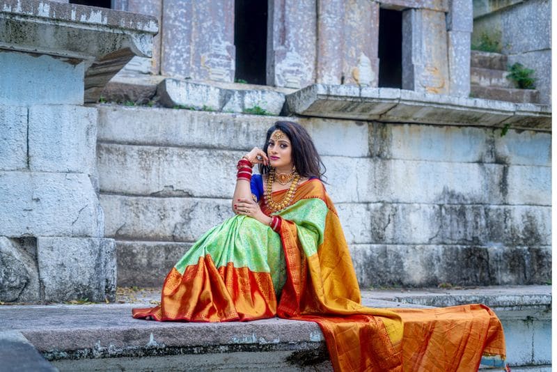 anchor udaya bhanu looks elegant in silk saree know interesting details about her