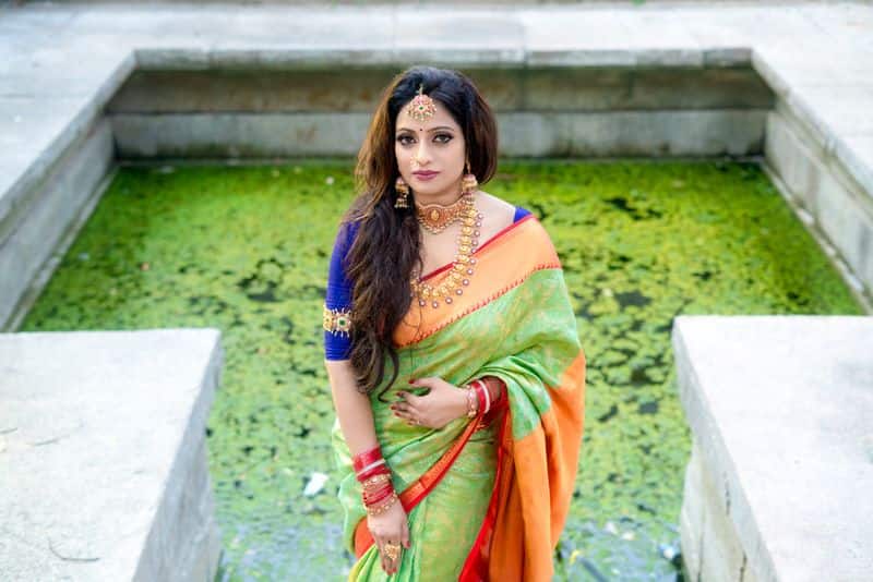 anchor udaya bhanu looks elegant in silk saree know interesting details about her