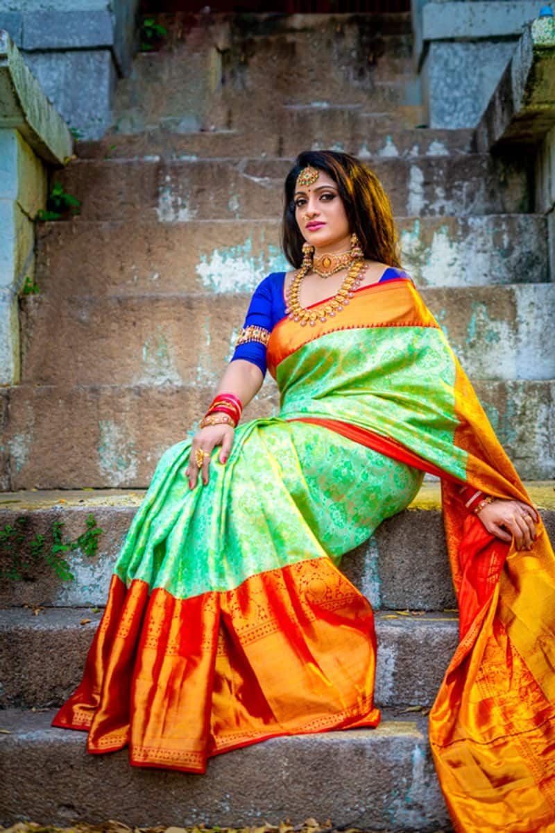 anchor udaya bhanu looks elegant in silk saree know interesting details about her