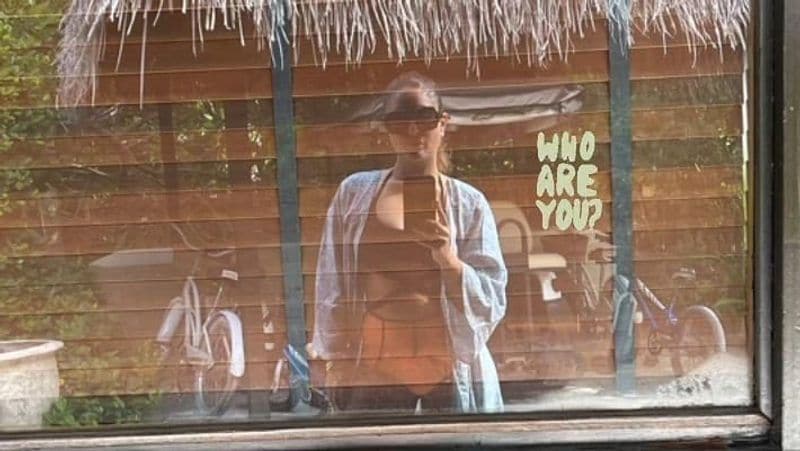 kareena kapoor spotted without makeup enjoying vacation with husband saif ali khan and sons