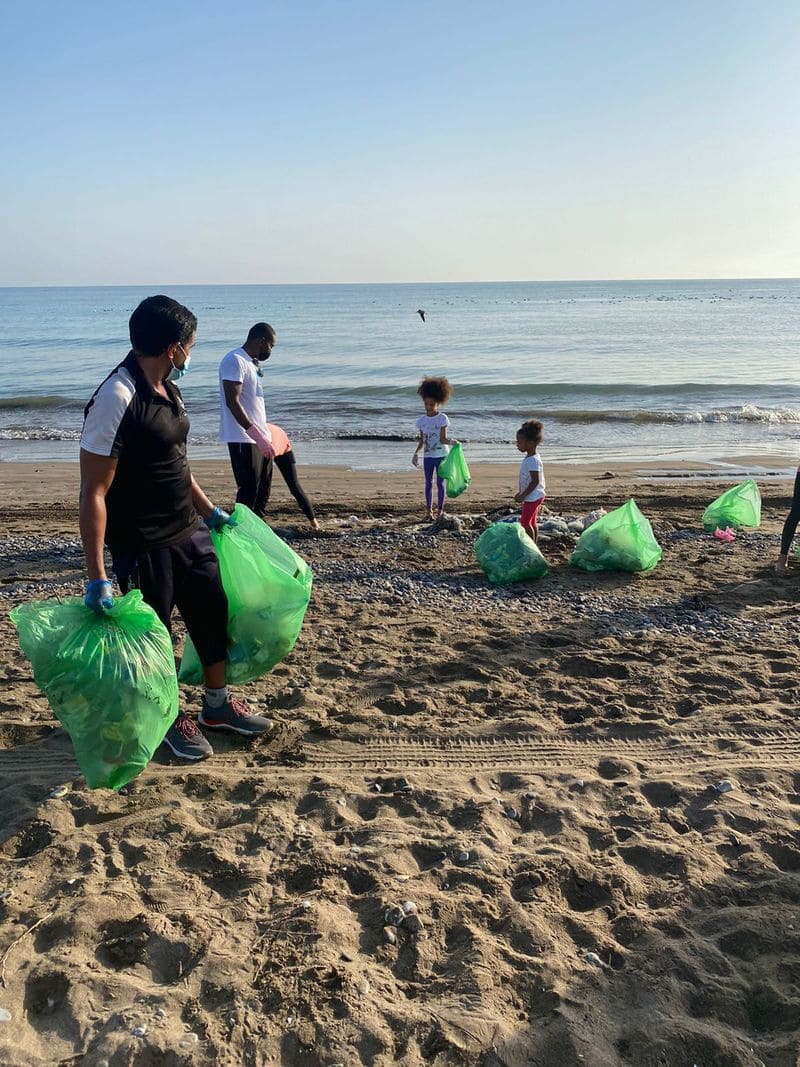 volunteers cleaned beach in oman on World Cleanup Day