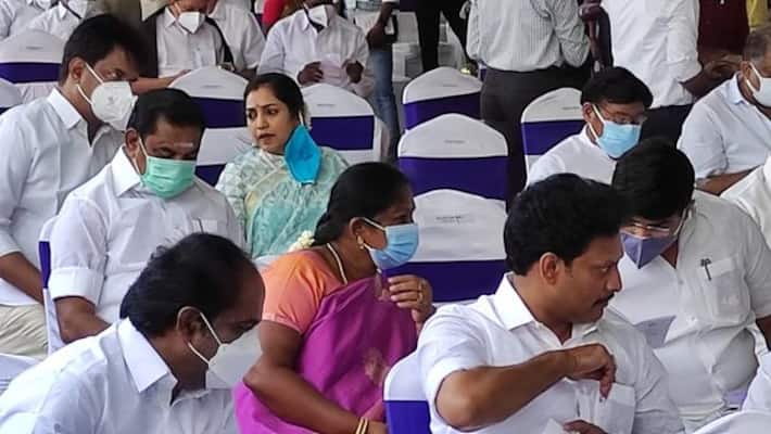 Edappadi Palanichamy alone among DMK ministers .. Photo that plunges sorrow to Admk Cadres. Edappadi Palanichamy alone among DMK ministers .. Photo that plunges sorrow to Admk Cadres.