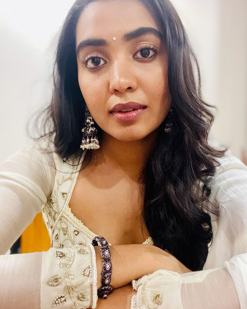 shivathmika rajashekar shared hot poses pics with got sakshi award