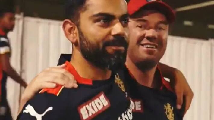 IPL 2021 Captain Virat Kohli Joins RCB Team After Quarantine hugs AB De Villiers kvn IPL 2021 Captain Virat Kohli Joins RCB Team After Quarantine hugs AB De Villiers kvn