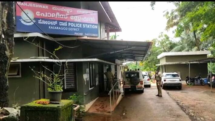 violence in Mobile shop; Case against seven policemen in Kasaragod violence in Mobile shop; Case against seven policemen in Kasaragod