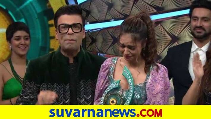 Bigg boss Ott Divya Agarwal wins trophy with 25 Lakhs cash prize vcs Bigg boss Ott Divya Agarwal wins trophy with 25 Lakhs cash prize vcs
