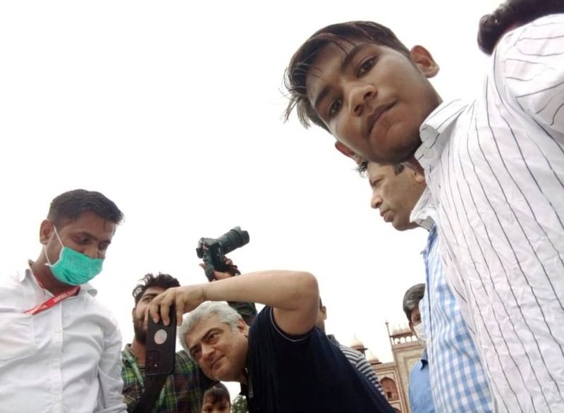 Ajith in front of Taj Mahal with fans in Salt and Pepper hairstyle photos fire in internet