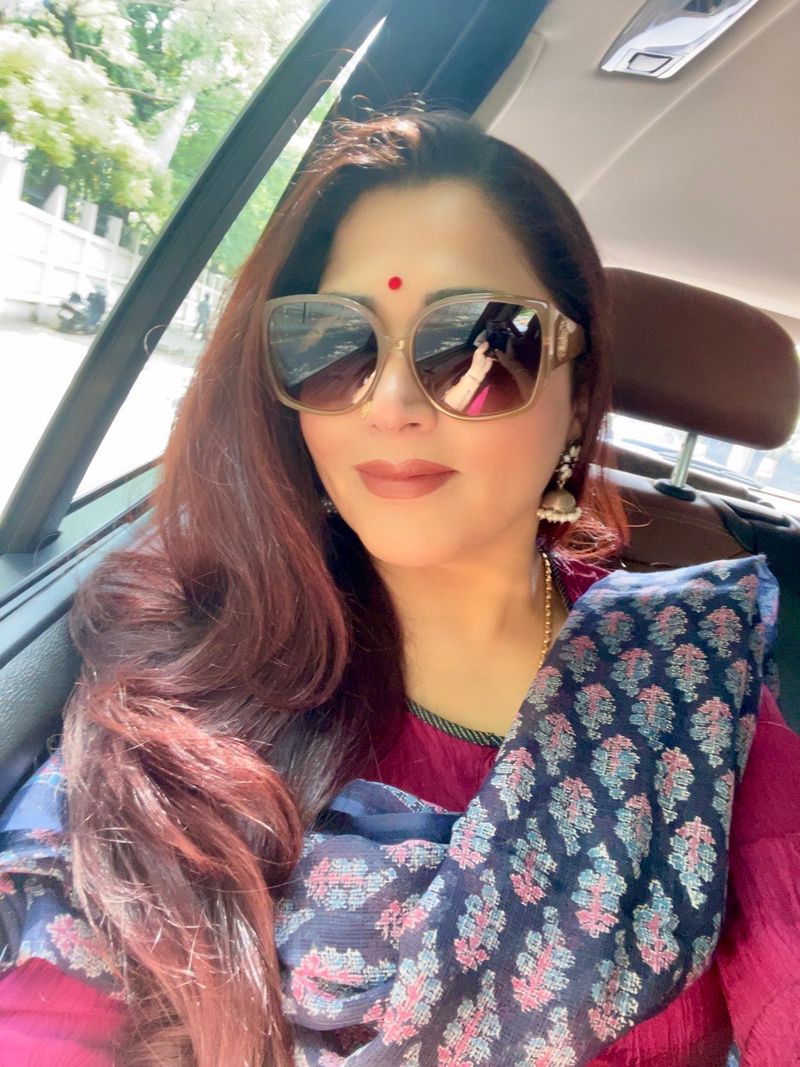actress kushpoo sunder look like 20 years girl tought to young heroines