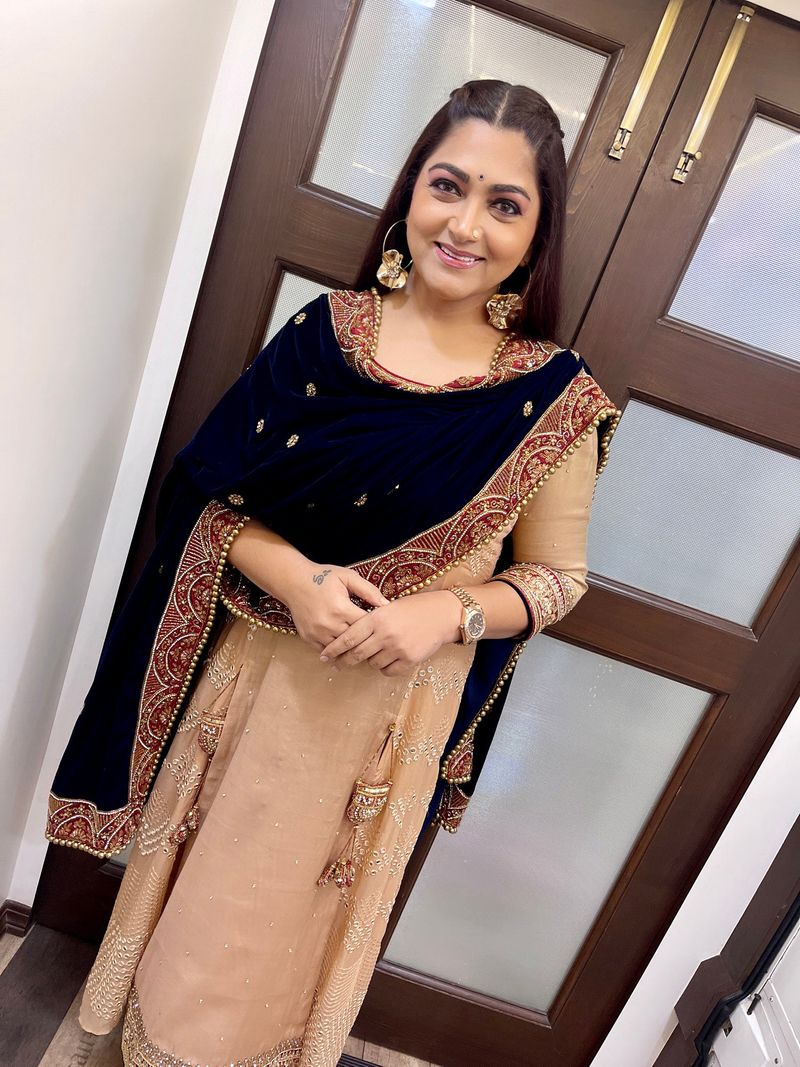 actress kushpoo sunder look like 20 years girl tought to young heroines