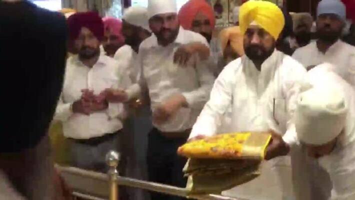 Punjab Charanjit Singh Channi offers prayer at a Gurudwara in Rupnagar before the oath taking ceremony Punjab Charanjit Singh Channi offers prayer at a Gurudwara in Rupnagar before the oath taking ceremony