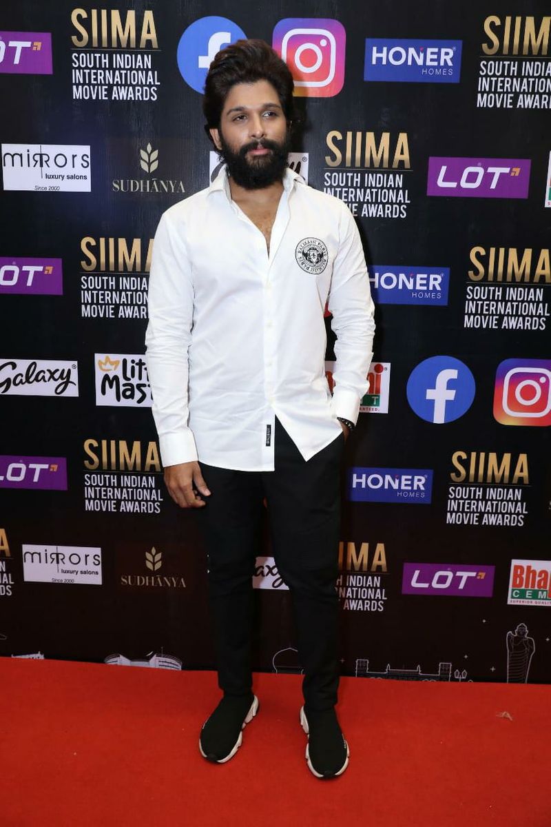 chiranjeevi allu arjun pooja hegde trivikram and other stars hulchul in siima event