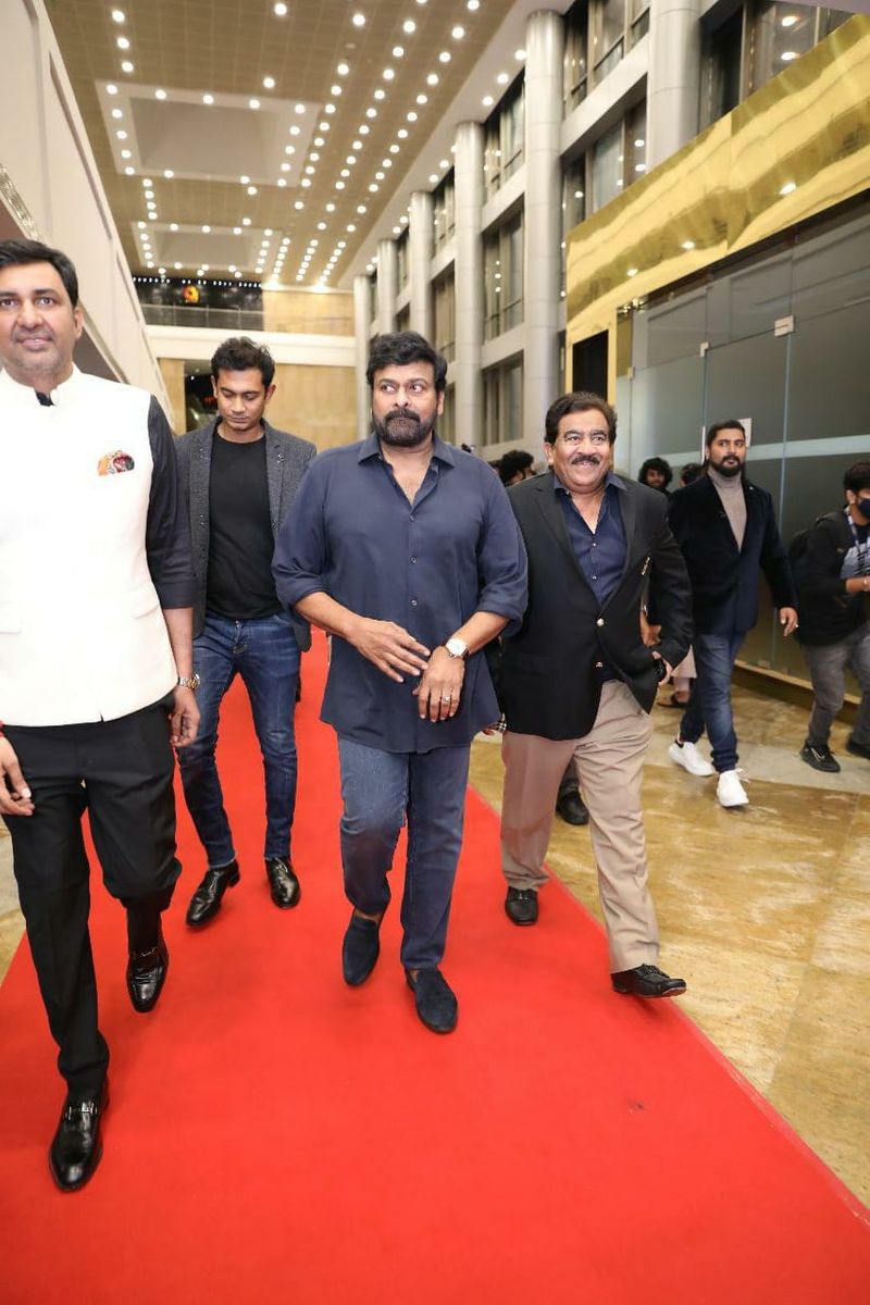 chiranjeevi allu arjun pooja hegde trivikram and other stars hulchul in siima event