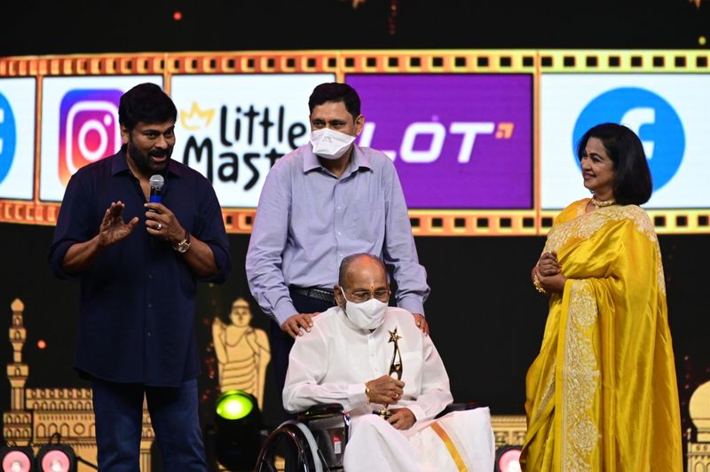 chiranjeevi allu arjun pooja hegde trivikram and other stars hulchul in siima event