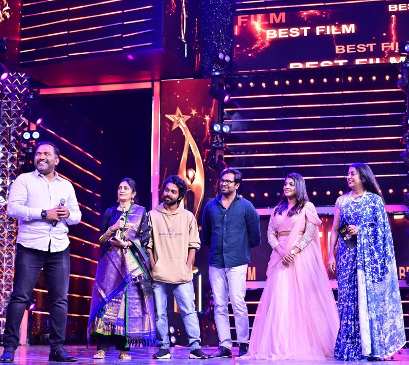 chiranjeevi allu arjun pooja hegde trivikram and other stars hulchul in siima event