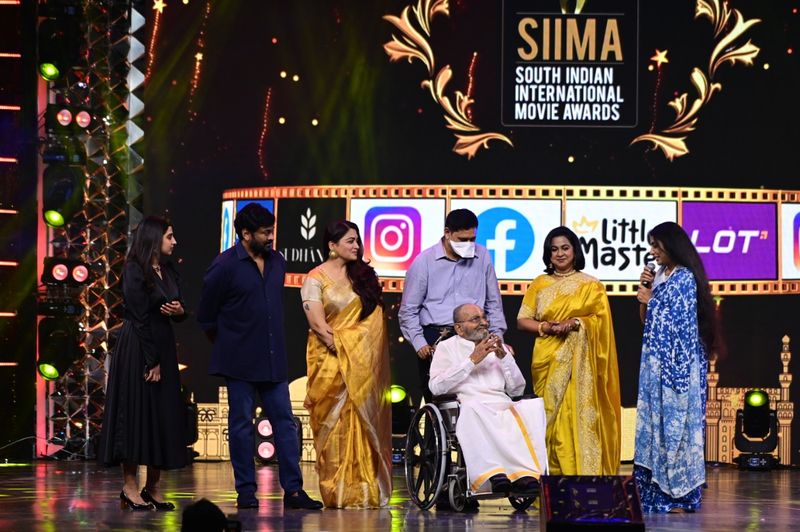 chiranjeevi allu arjun pooja hegde trivikram and other stars hulchul in siima event