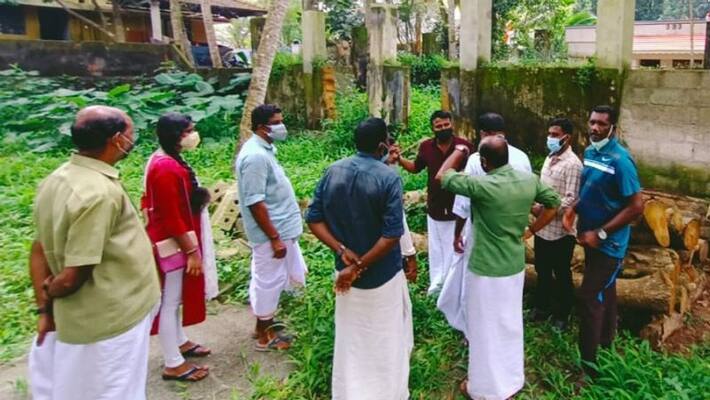 The buildings of the Khadi Village Industries Board were taken over by private individuals and the Congress protested in Vizhinjam The buildings of the Khadi Village Industries Board were taken over by private individuals and the Congress protested in Vizhinjam