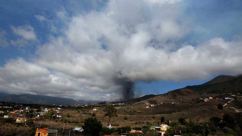 shocking pictures, Volcano erupts on the Spanish island of La Palma