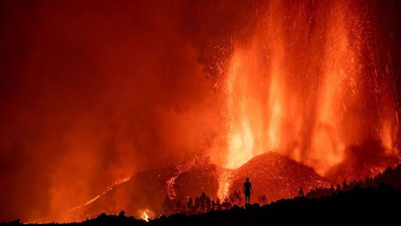 shocking pictures, Volcano erupts on the Spanish island of La Palma