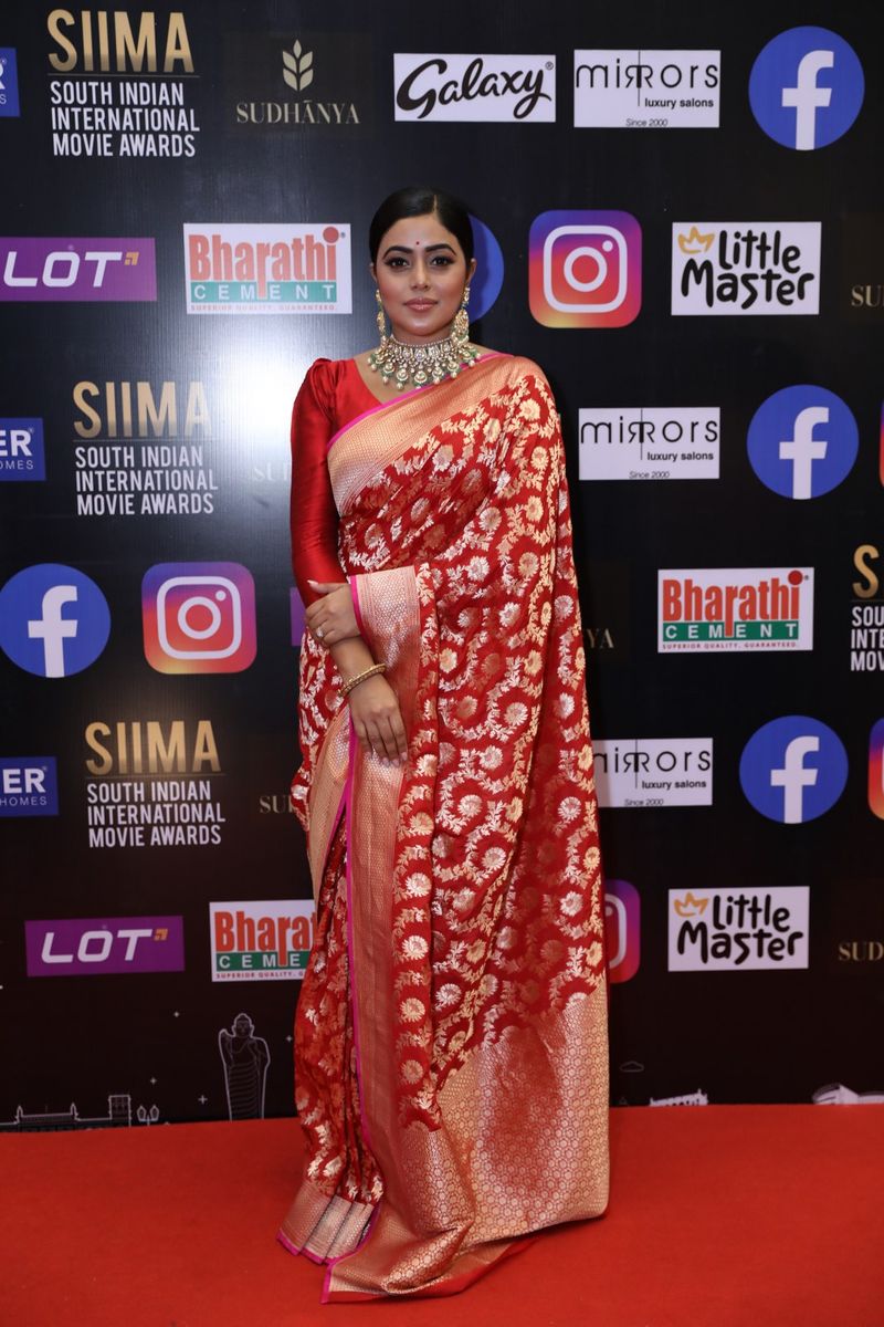 dhee fame poorna mesmerize in siima event with wear saree hot poses