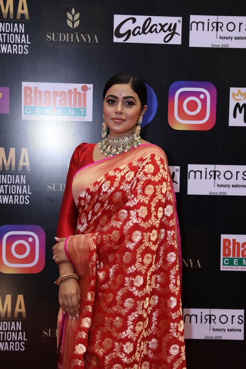 dhee fame poorna mesmerize in siima event with wear saree hot poses