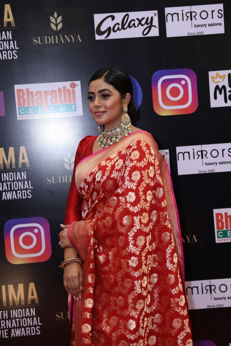 dhee fame poorna mesmerize in siima event with wear saree hot poses