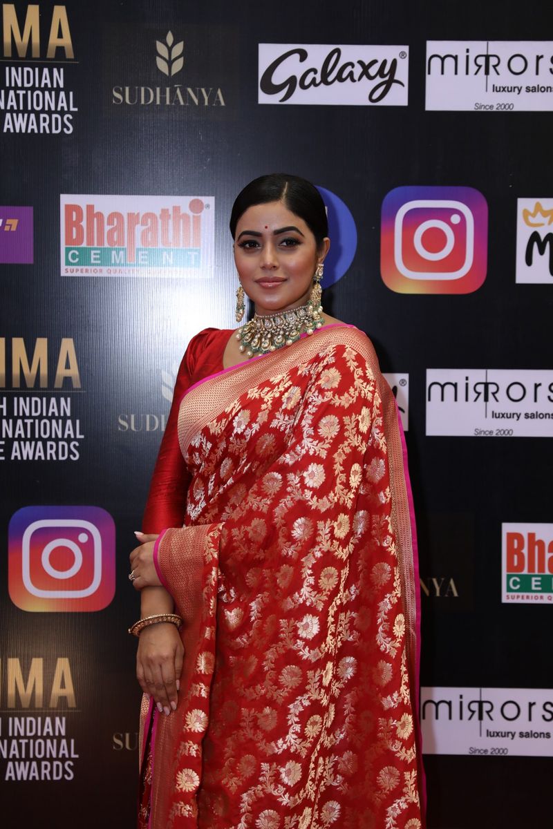 dhee fame poorna mesmerize in siima event with wear saree hot poses