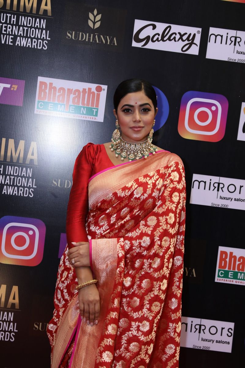 dhee fame poorna mesmerize in siima event with wear saree hot poses